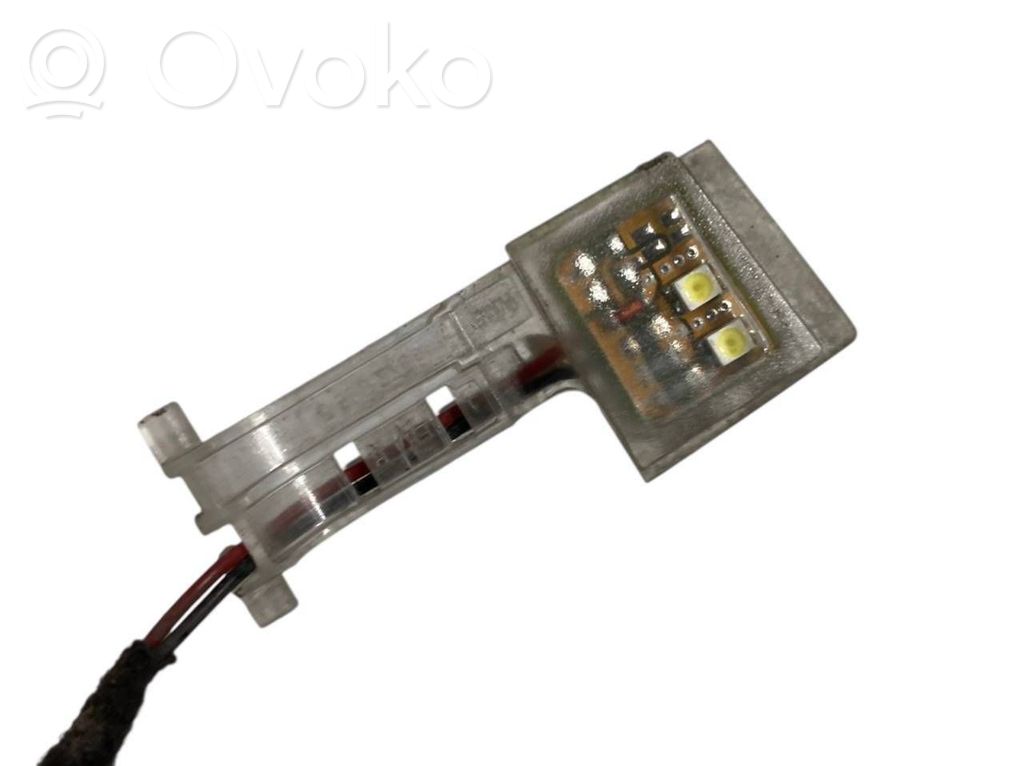 Priekšpusē durvju roktura vāciņš