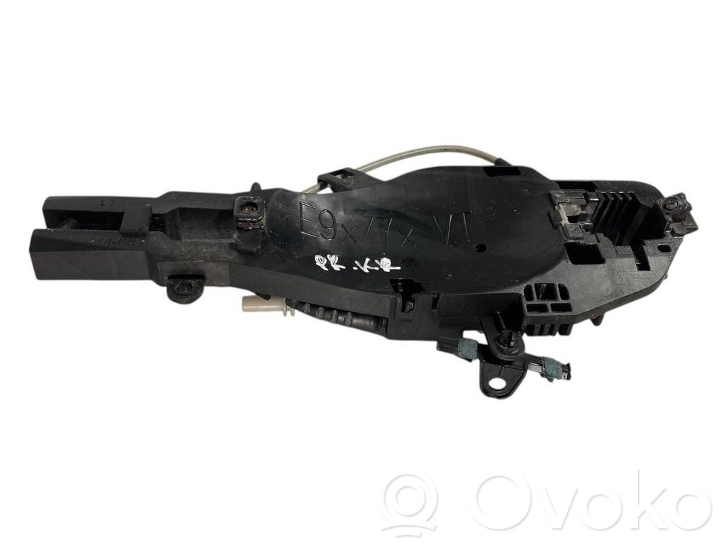 Priekšpusē turētājs / kronšteins ārējam atvēršanas rokturim