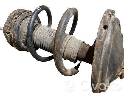 Priekšpusē amortizators ar atsperi