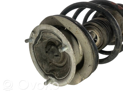 Priekšpusē amortizators ar atsperi