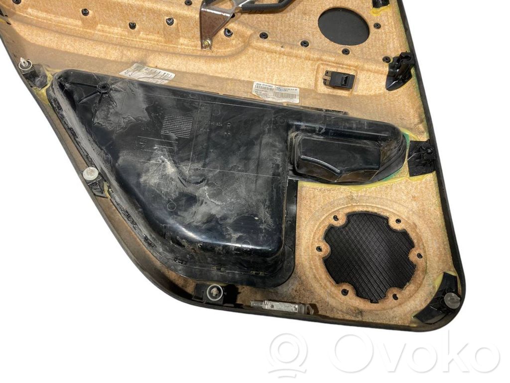 Apšuvums aizmugurējām durvīm