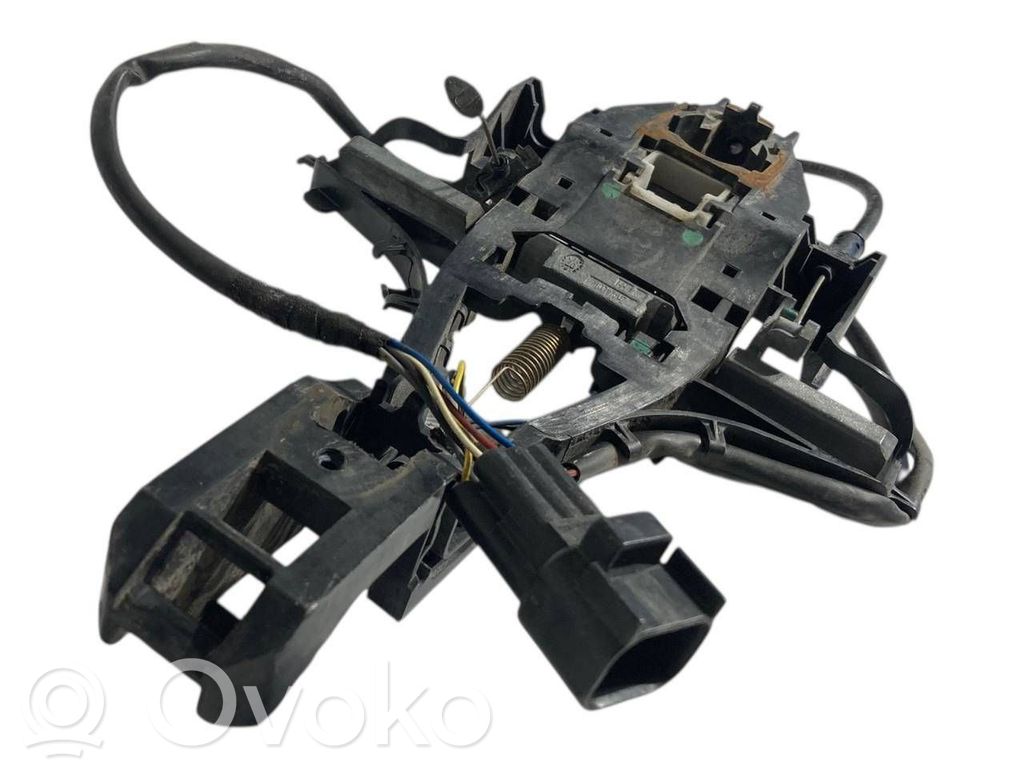 Priekšpusē turētājs / kronšteins ārējam atvēršanas rokturim