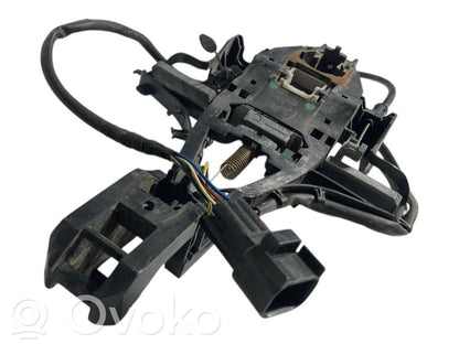 Priekšpusē turētājs / kronšteins ārējam atvēršanas rokturim