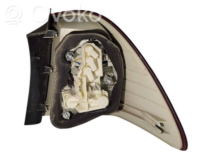 Aizmugurējais lukturis virsbūvē