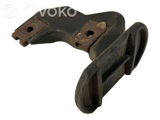 Priekšpusē bampera turētājs