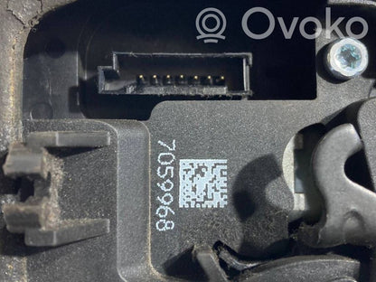 Priekšpusē slēdzene