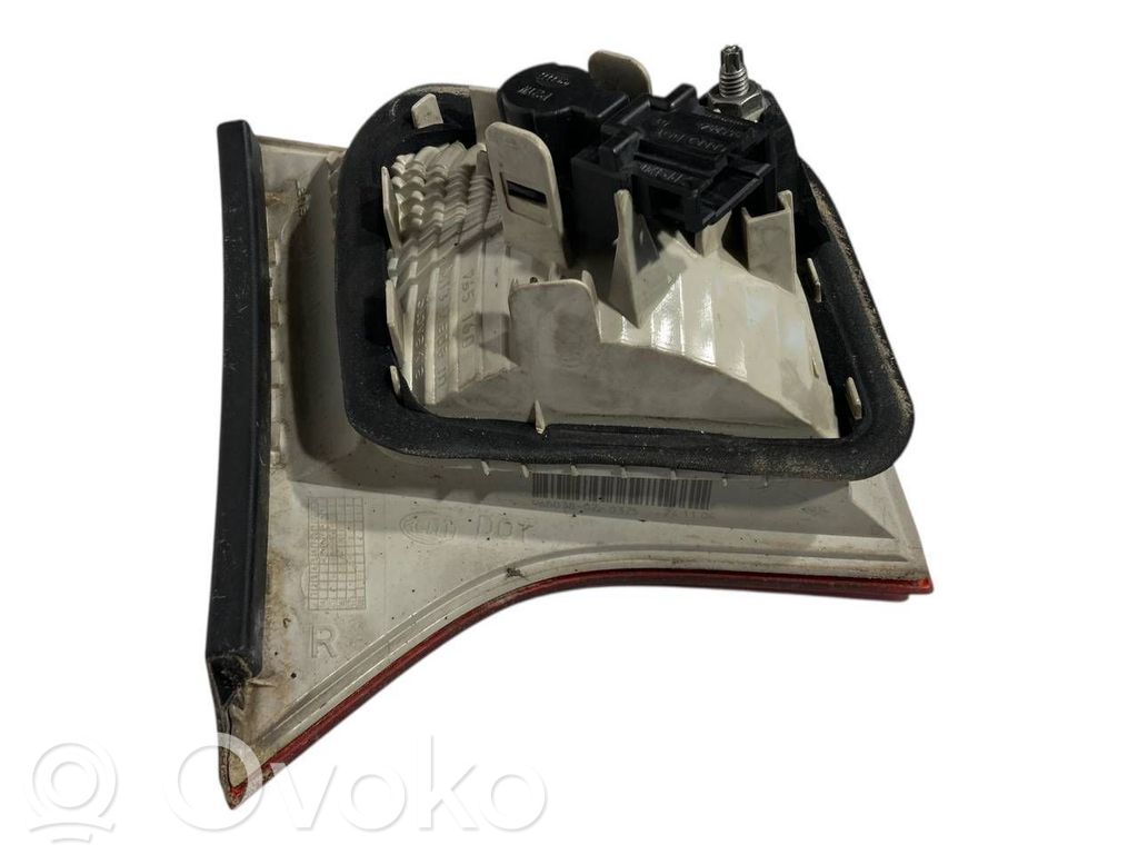 Aizmugurējais lukturis pārsegā