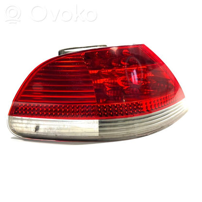 Aizmugurējais lukturis virsbūvē