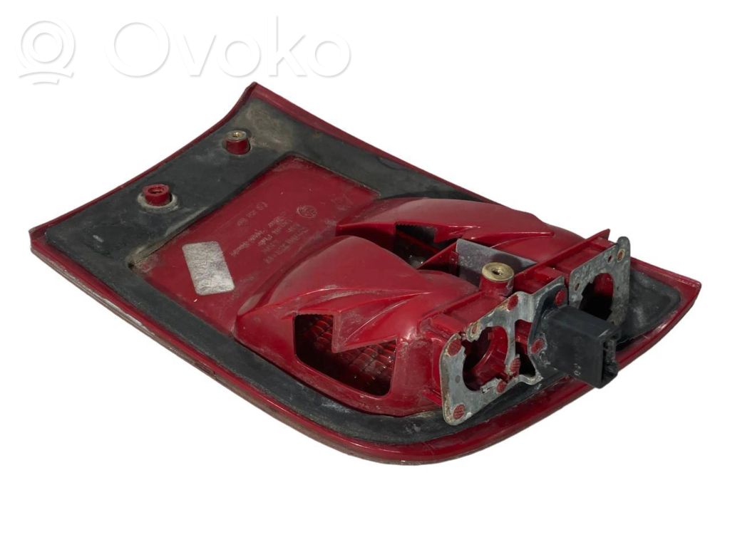 Aizmugurējais lukturis pārsegā