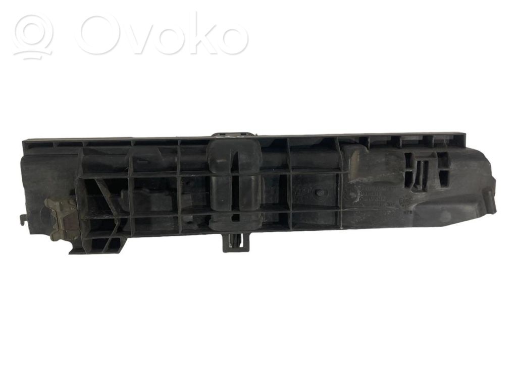 Radiator(s) holder/bracket