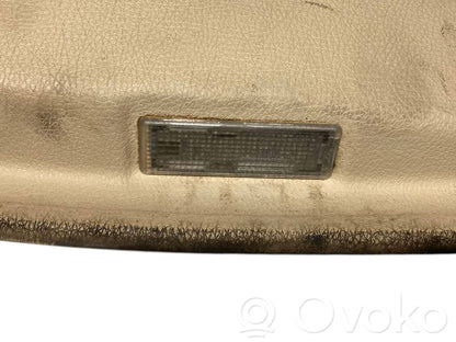 Apšuvums aizmugurējām durvīm