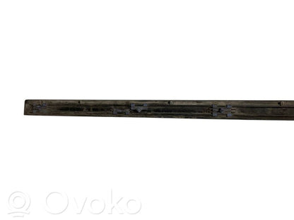 Priekšpusē durvju dekoratīvā apdare (moldings)
