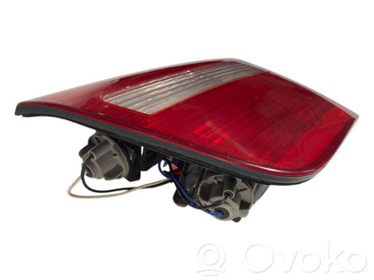 Aizmugurējais lukturis pārsegā