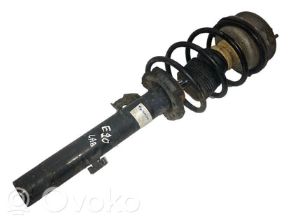 Priekšpusē amortizators ar atsperi