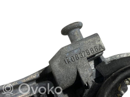 Priekšpusē turētājs / kronšteins ārējam atvēršanas rokturim