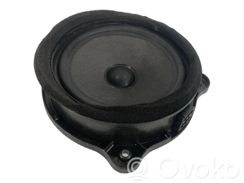 Skaļrunis (-i) priekšējās durvīs