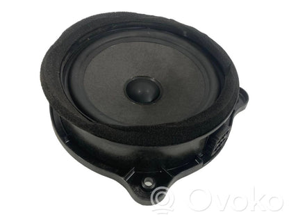 Skaļrunis (-i) priekšējās durvīs