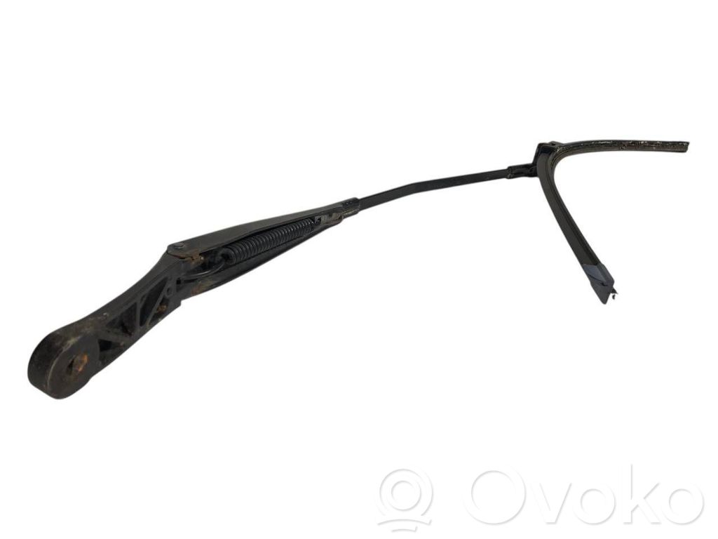 Priekšējā loga tīrītāja kājiņa