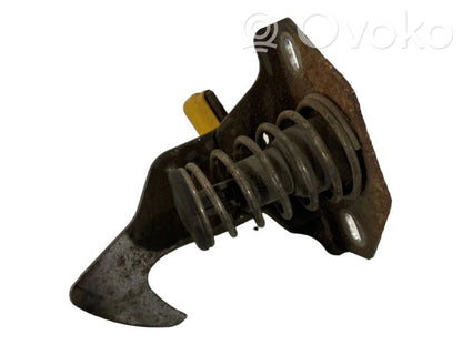 Dzinēja pārsega slēdzenes cilpa