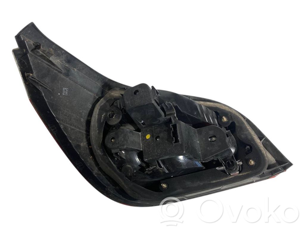 Aizmugurējais lukturis virsbūvē