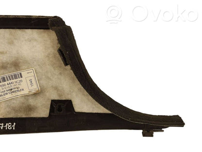 (B) statņa dekoratīvā apdare (apakšdaļa)