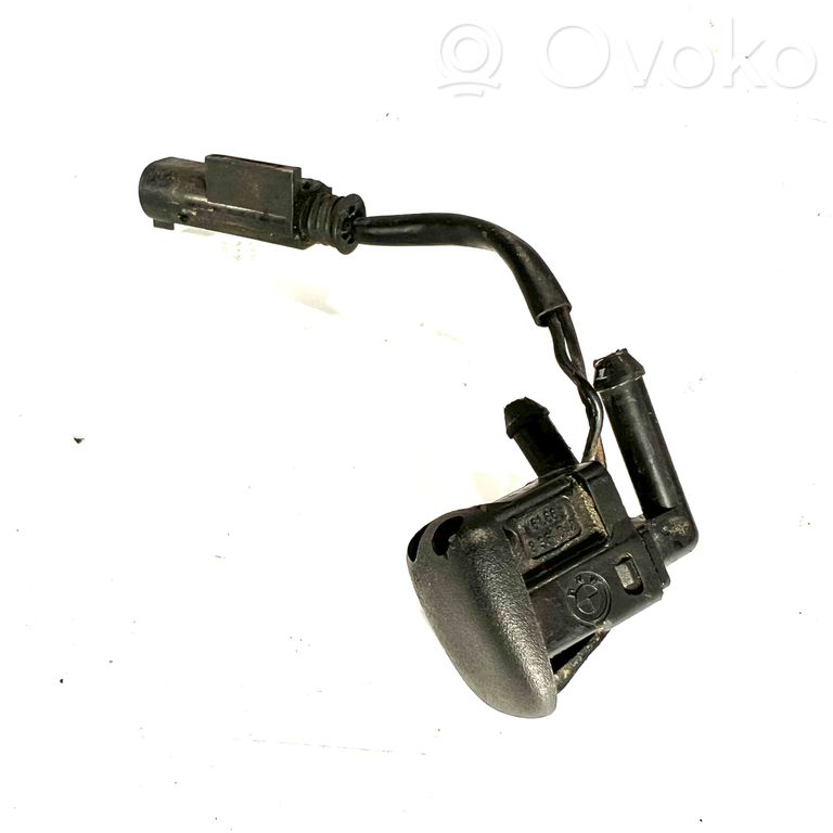 Mazgāšanas šķidruma smidzinātājs (-i) priekšējam logam