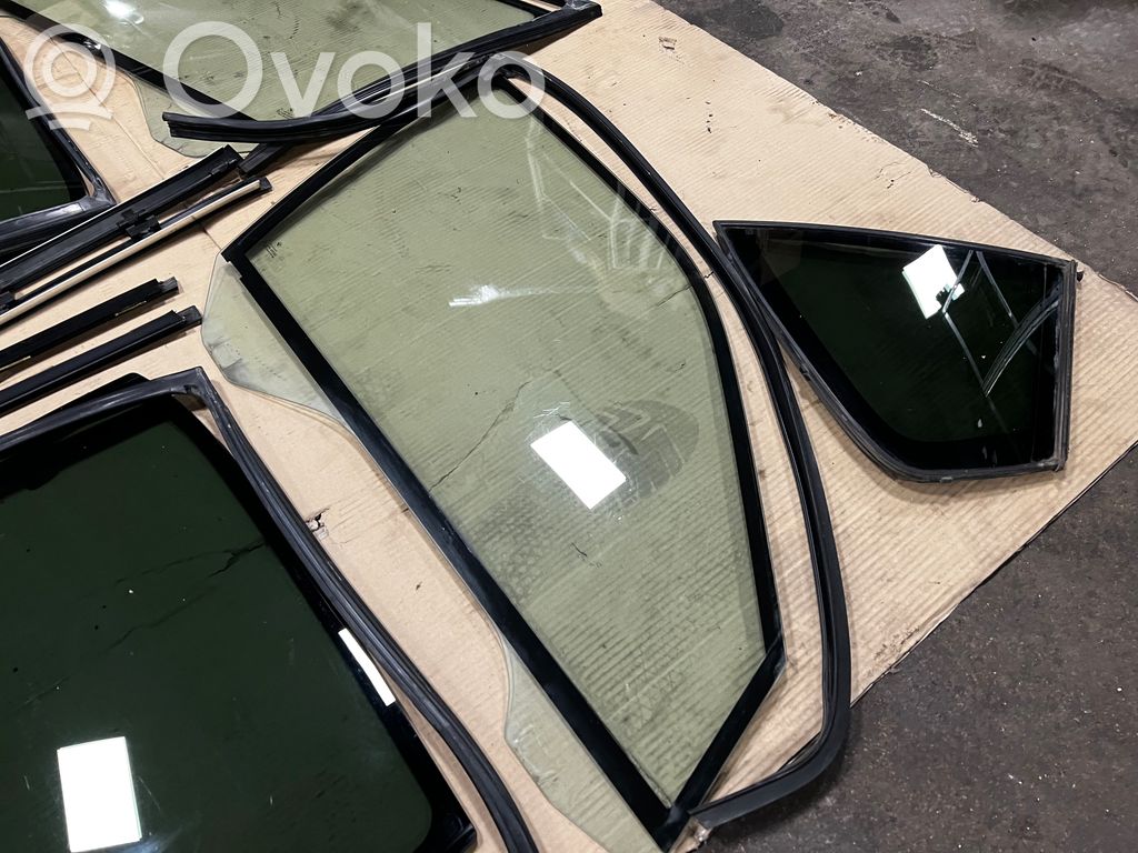 priekšējo durvju stikls (četrdurvju mašīnai)