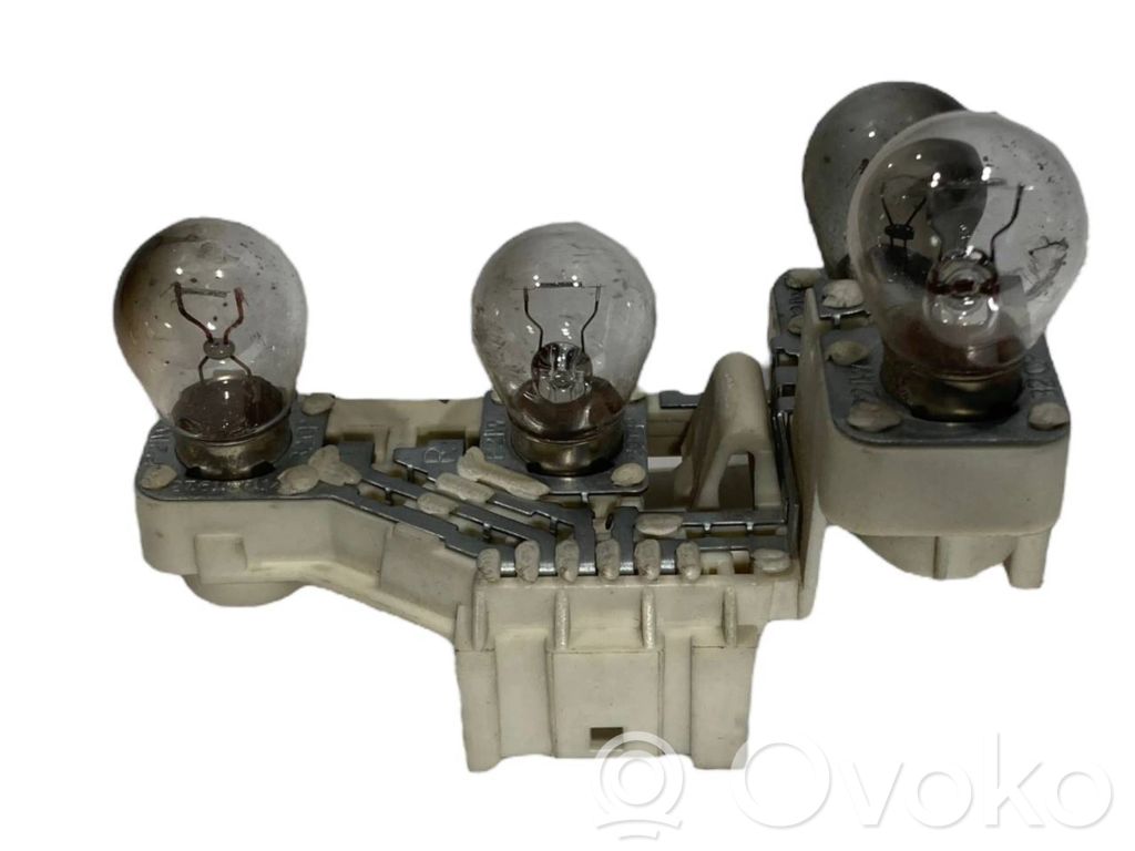 Aizmugures spuldzes vāka turētājs