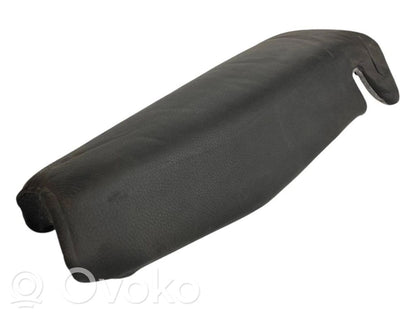 Sānu dekoratīvā apdare pie aizmugurējā sēdekļa (augšdaļa)