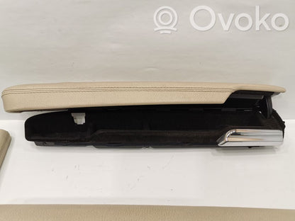 Отсек для хранения вещей на передней двери