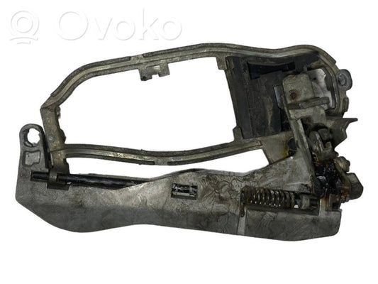 Priekšpusē turētājs / kronšteins ārējam atvēršanas rokturim