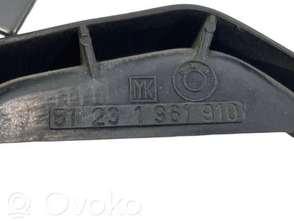 Dzinēja pārsega attaisīšanas rokturītis