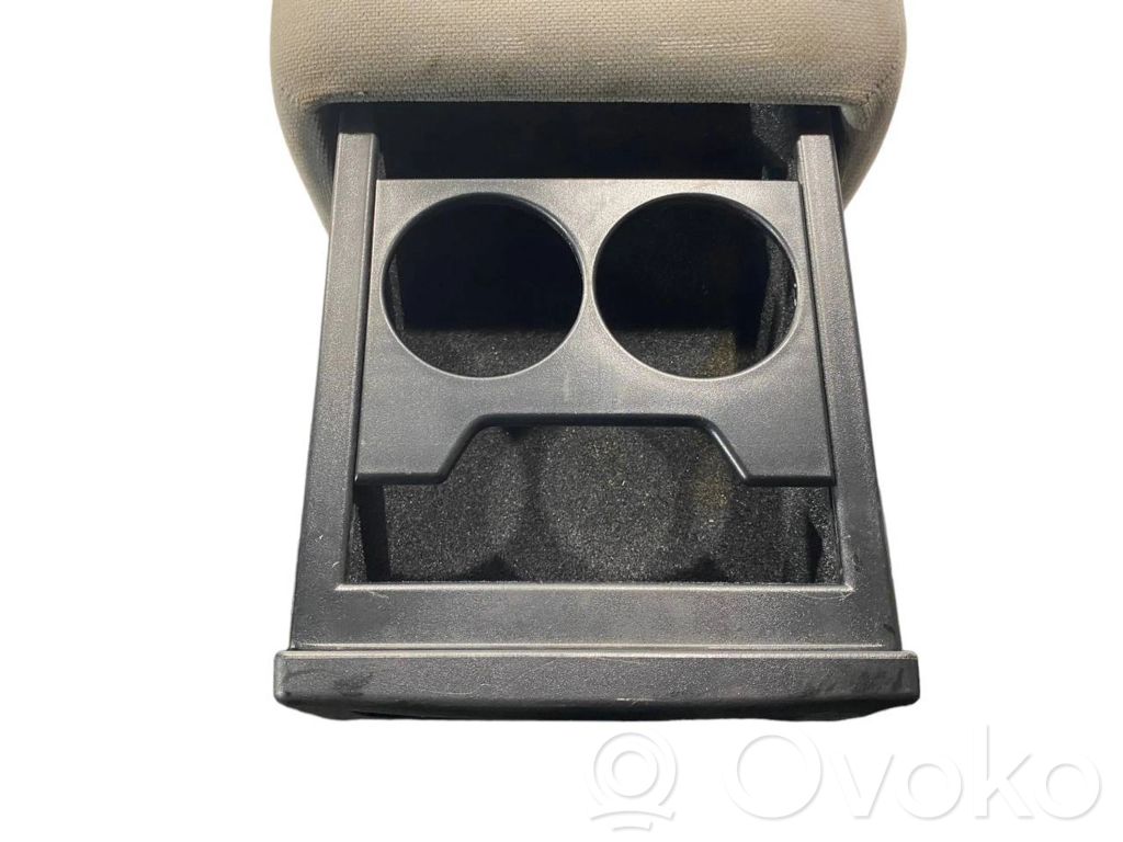 Glāžu turētājs (aizmugurē)