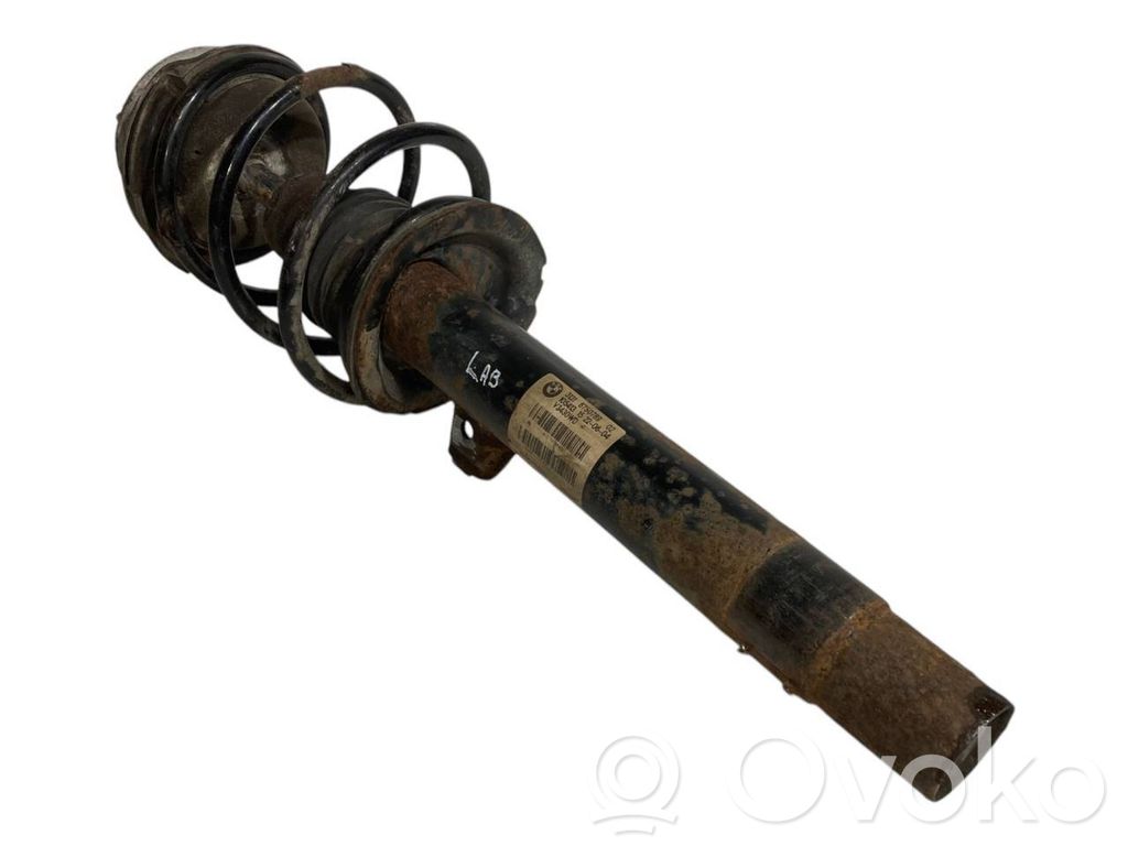 Priekšpusē amortizators ar atsperi