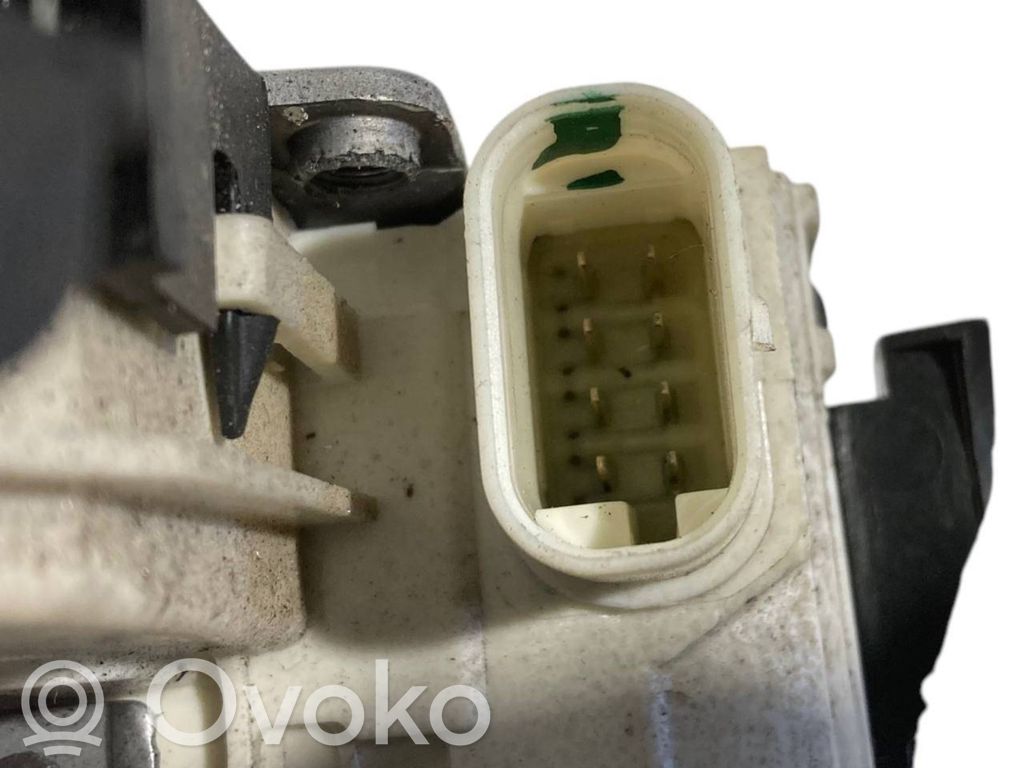 Priekšpusē slēdzene