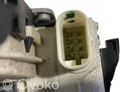 Priekšpusē slēdzene