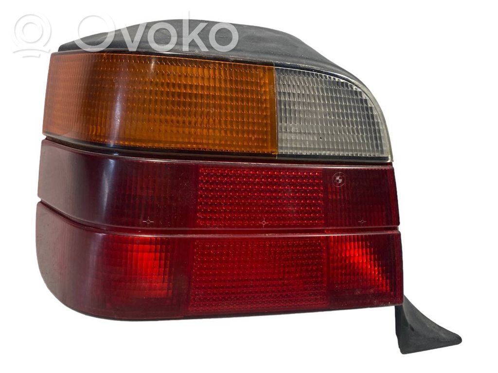 Aizmugurējais lukturis virsbūvē