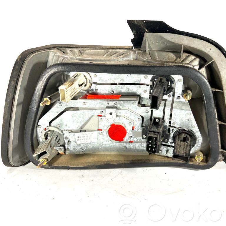 Aizmugurējais lukturis virsbūvē