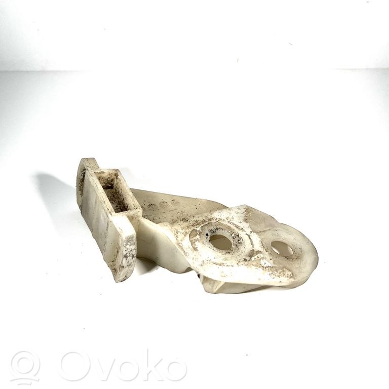 Priekšpusē bampera turētājs