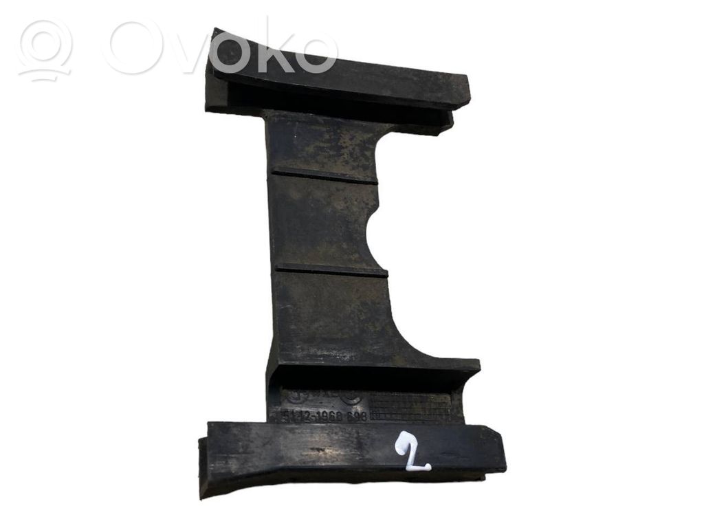 Rear bumper mounting bracket