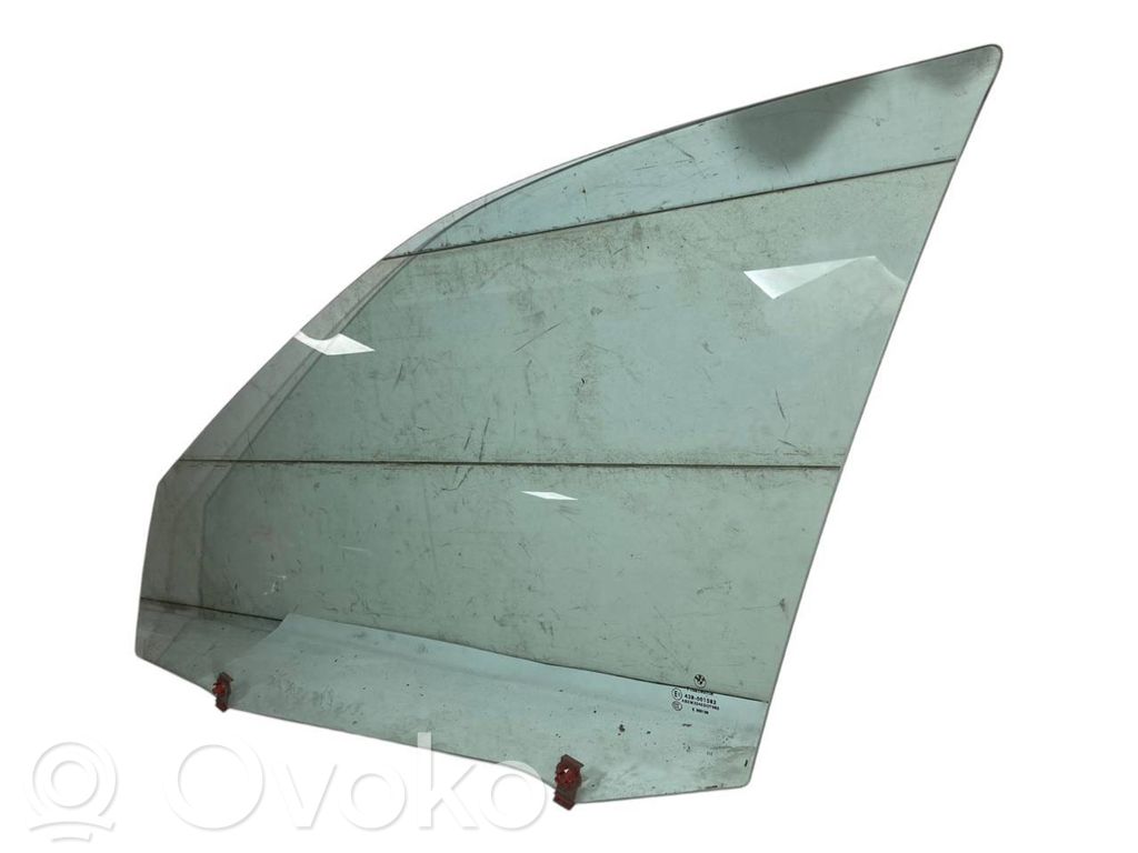 priekšējo durvju stikls (četrdurvju mašīnai)