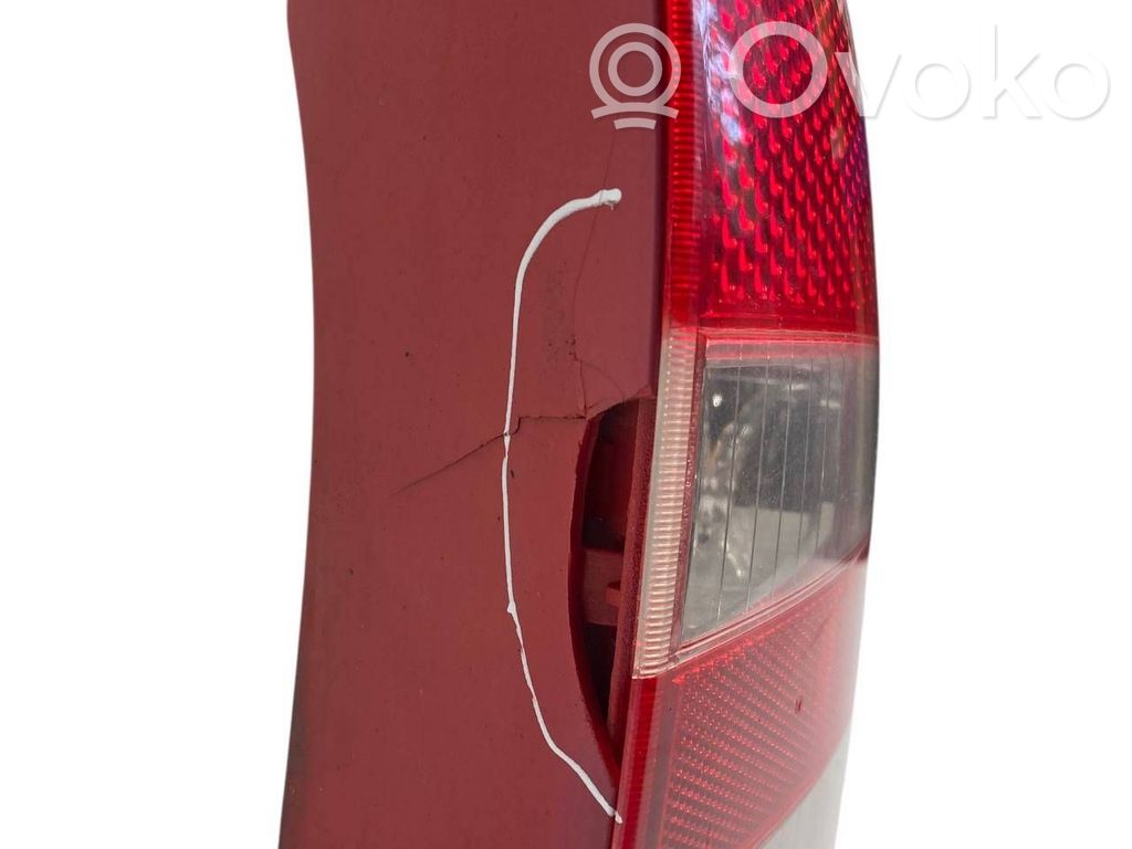 Aizmugurējais lukturis virsbūvē