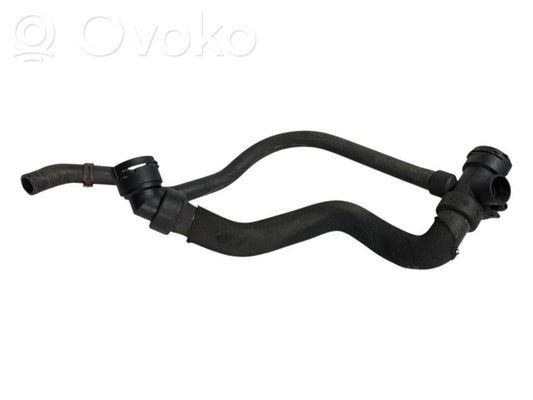 Caurulīte (-es) / šļūtene (-es)