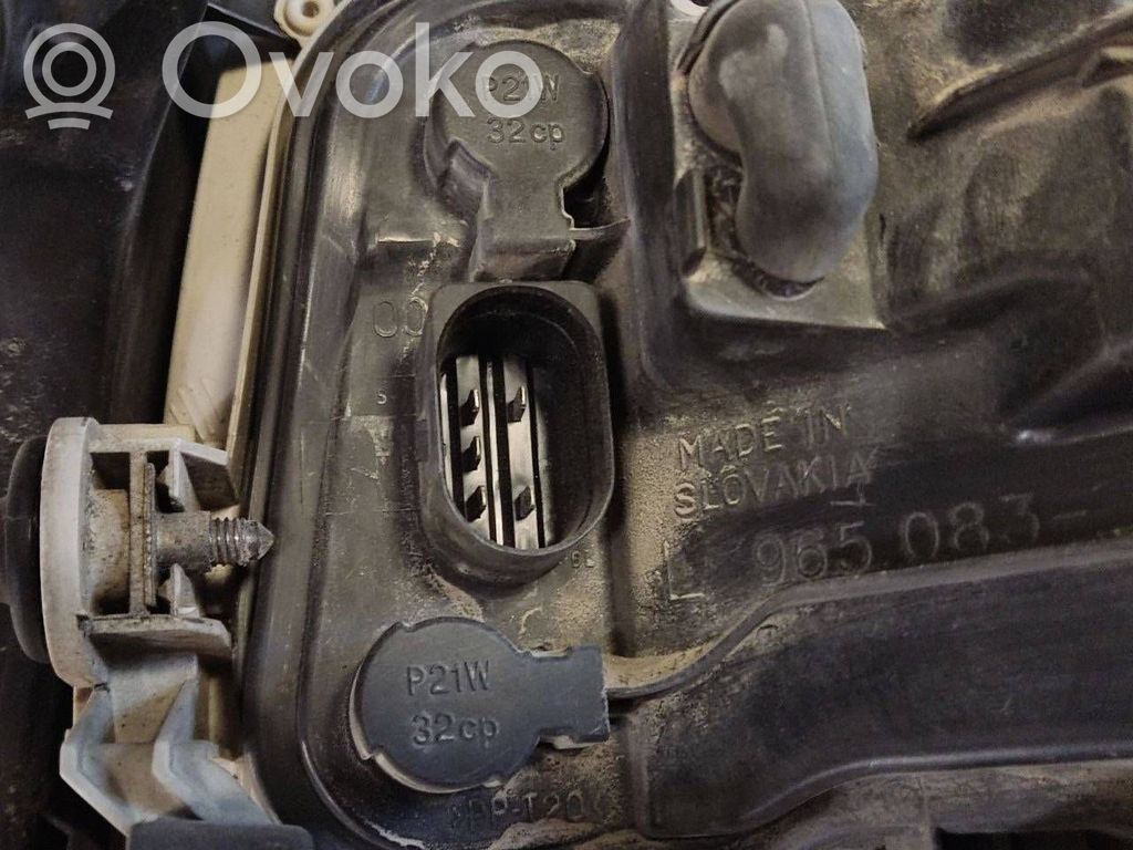 Aizmugurējais lukturis virsbūvē