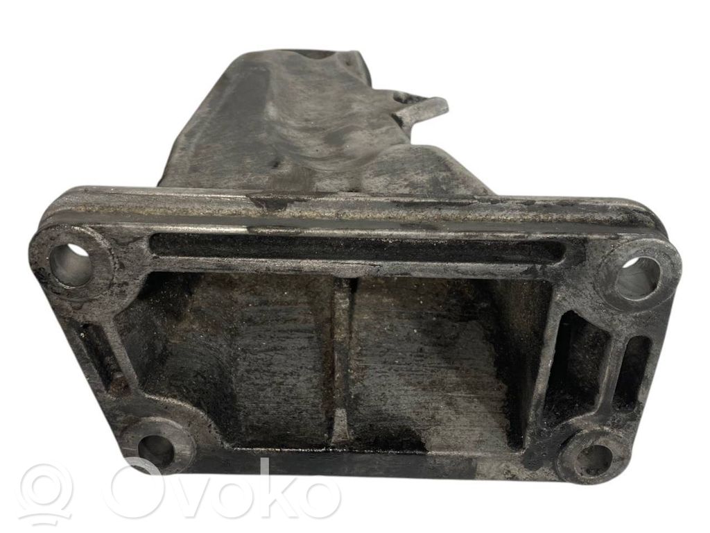 Engine mounting bracket