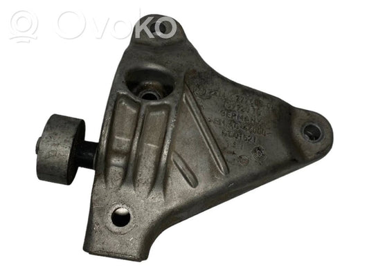 Engine mounting bracket