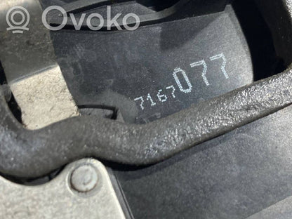 Priekšpusē slēdzene