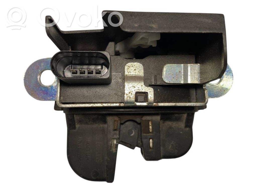 Aizmugurējā pārsega slēdzene