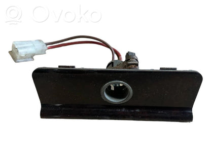 Cigarešu aizdedzināmais aizmugurē