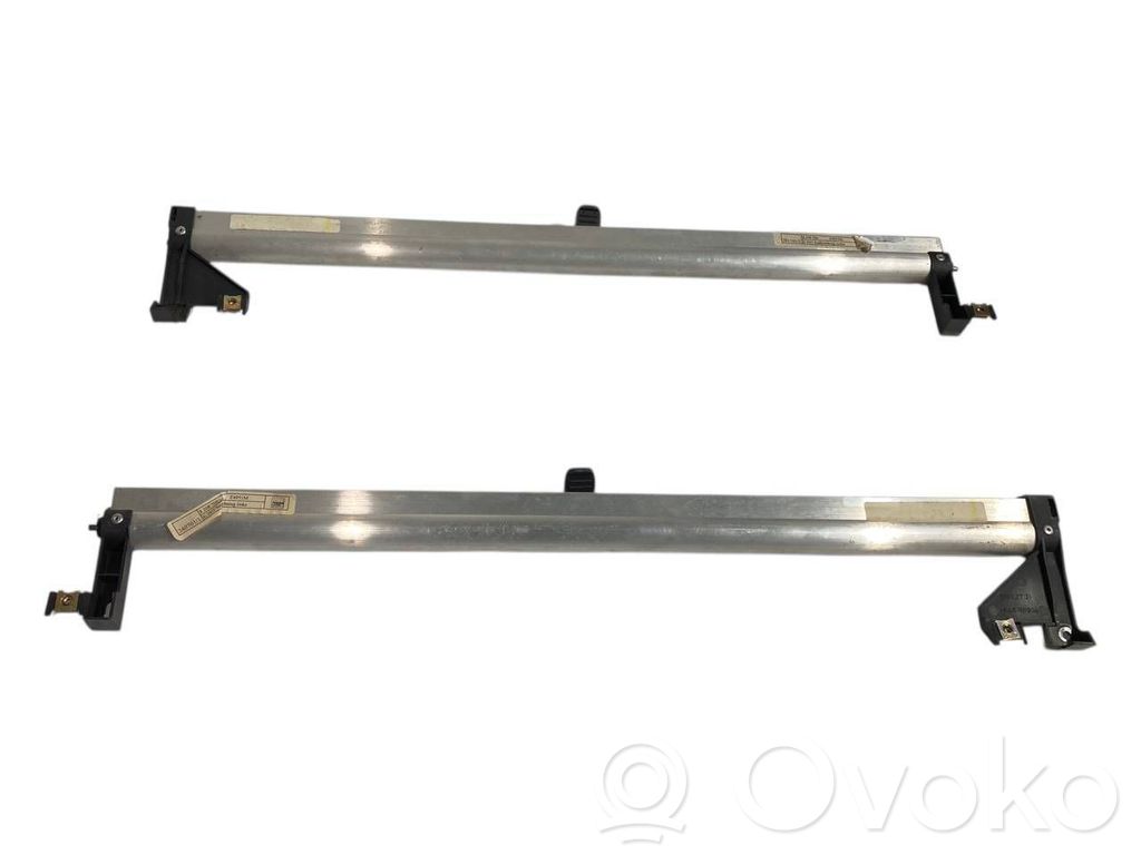 Aizmugurē logu aizkars